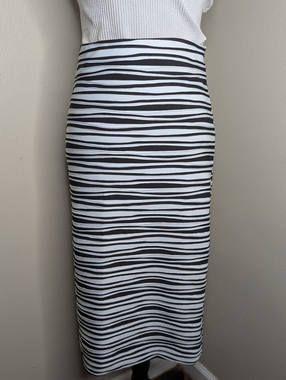 Black And White Ridgged Skirt Large